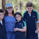 Austin Appelbee (à direita) conseguiu salvar a família à deriva - Reprodução