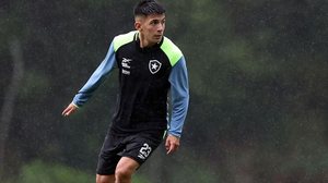 Dívida era referente ao negócio pelo meia argentino Thiago Almada, contratado no meio de 2024 e peça fundamental nos títulos da Libertadores e do Brasileiro daquela temporada - Divulgação / Botafogo