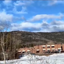 Escola secundária Tumbler Ridge no Canadá após ataque a tiros - Reprodução/TRENT ERNST/TUMBLER RIDGELINES