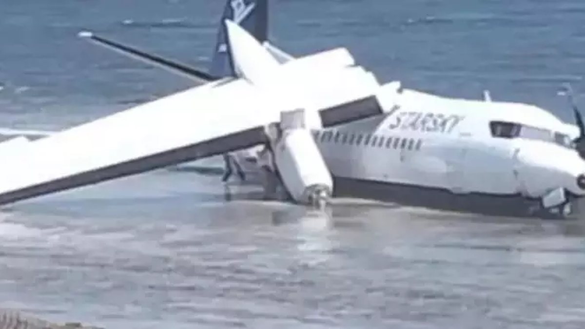 Avião com 55 pessoas faz pouso de emergência no mar\u003B veja vídeo