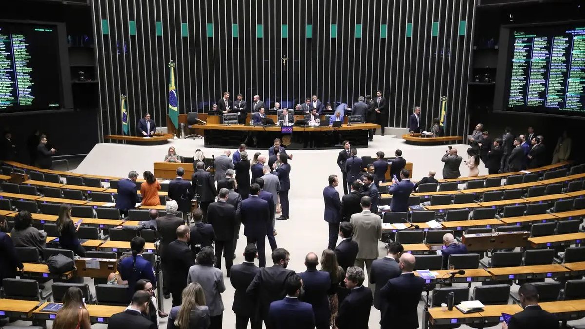 Bancada cristã quer que projeto contra misoginia proteja discurso de submissão da mulher ao marido