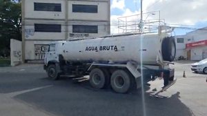 Imagem Vídeos: caminhão-tanque quebra na Avenida Fernandes Lima e deixa trânsito lento