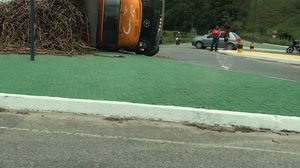 Caminhão tomba no trevo de entroncamento das rodovias AL-105 e AL-430; carga foi espalhada pela pista - Reprodução | Redes Sociais