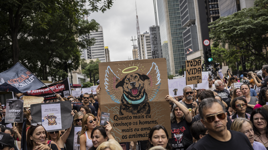 Os participantes demandaram punição aos envolvidos e a redução da maioridade penal - Foto: Folhapress