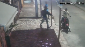 Um foi foi preso com simulacro de arma de fogo e outro está foragido - Foto: Reprodução