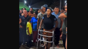 Mulher que sobreviveu ao acidente chega à igreja amparada por amigos e visivelmente emocionada - Foto: Reprodução