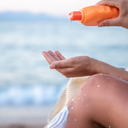 Medidas simples podem evitar desidratação, insolação e queimaduras solares durante o período carnavalesco - Foto: Freepik