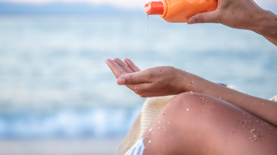 Medidas simples podem evitar desidratação, insolação e queimaduras solares durante o período carnavalesco - Foto: Freepik