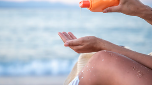 Medidas simples podem evitar desidratação, insolação e queimaduras solares durante o período carnavalesco - Foto: Freepik