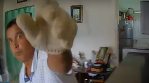 A invasão foi registrada pela câmera antes do equipamento também ser levado pelo criminoso. - Foto: Reprodução