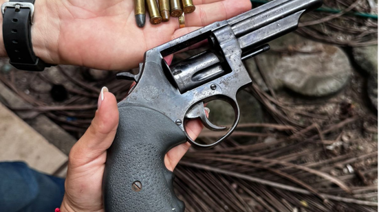 Policiais civis encontraram na casa um revólver calibre 38 e cinco munições - Foto: Cortesia/PCAL