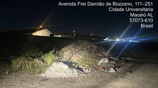 Veículo despejava resíduos de vidraçaria em terreno no bairro Cidade Universitária - Foto: Ascom PMAL