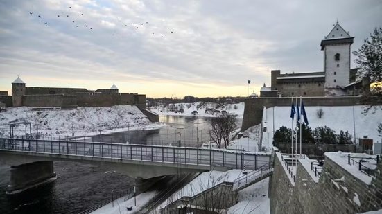Imagem Uma das fronteiras mais tensas do mundo é separada por dois castelos medievais
