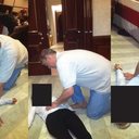 Novos arquivos de Epstein mostram ex-príncipe inglês Andrew ajoelhado ao lado de mulher - Divulgação/Departamento de Justiça dos EUA