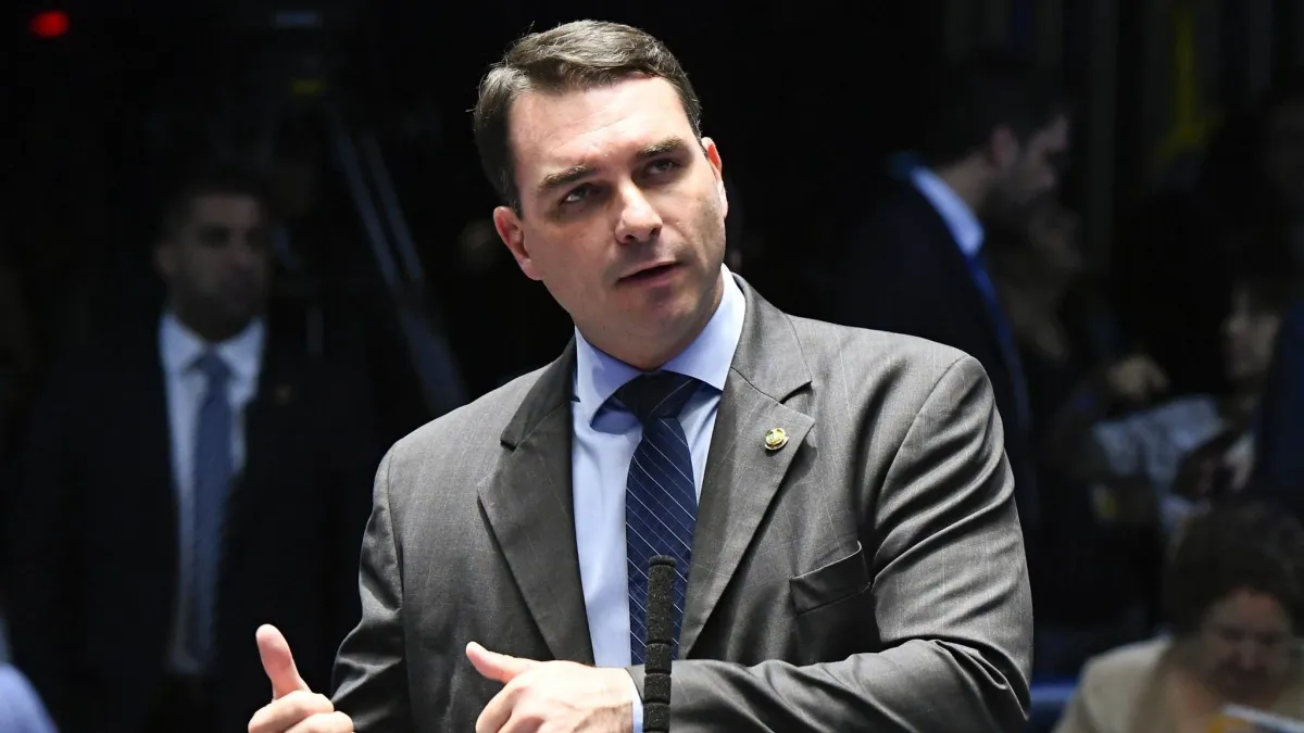 Flávio Bolsonaro tem filiação ao PL retomada pelo TSE após aparecer como filiado ao Missão