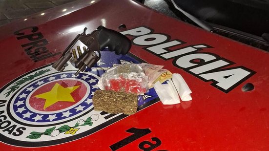Revólver calibre 32 com seis munições intactas, 160 gramas de maconha e uma quantia em dinheiro foram apreendidos - Ascom PMAL