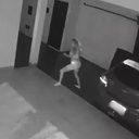 Lucélia tentou parar o carro que se moveu sozinho, mas não conseguiu - Grupo Difusora / Reprodução