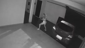 Lucélia tentou parar o carro que se moveu sozinho, mas não conseguiu - Grupo Difusora / Reprodução