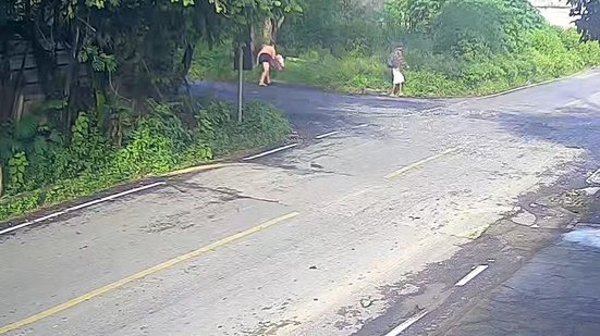 Momento em que mãe coloca bebê em área de mata na Grande BH - Circuito de segurança