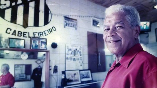 Morre o barbeiro que moldou o topete do Rei Pelé - Divulgação / Santos