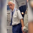 Imagem Vídeo mostra momento em que piloto é preso dentro de avião em São Paulo