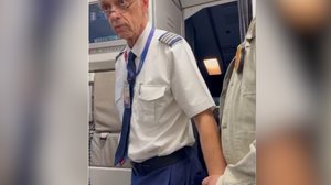 Imagem Vídeo mostra momento em que piloto é preso dentro de avião em São Paulo