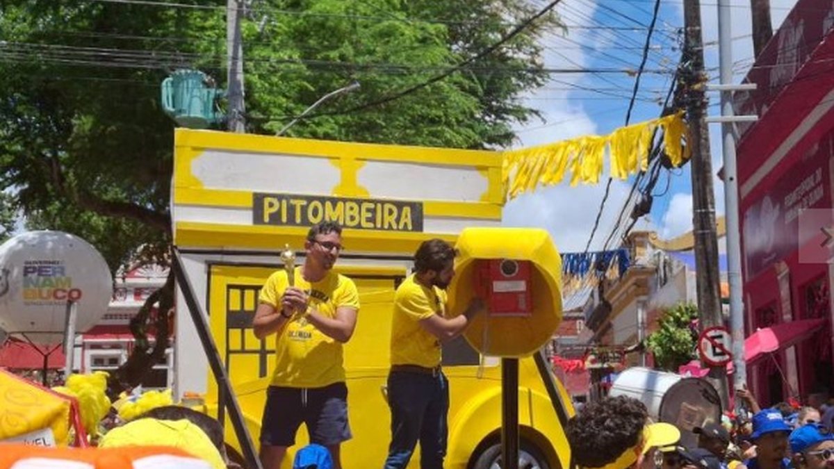 Camisas amarelas da Pitombeira, vistas em \u0027O Agente Secreto\u0027, tomam ruas de Pernambuco