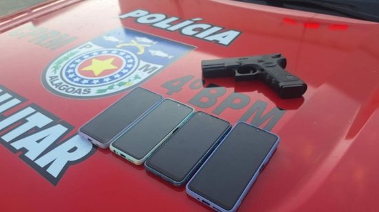 Dupla estava com pistola e aparelhos celulares - Foto: Ascom PM
