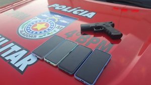 Dupla estava com pistola e aparelhos celulares - Foto: Ascom PM