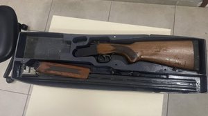 Espingarda foi apreendida durante o cumprimento de um mandado de busca e apreensão - Ascom PMAL
