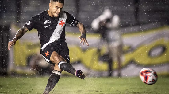 Coutinho bate pênalti e marca gol em Vasco x Botafogo - Foto: Matheus Lima/Vasco