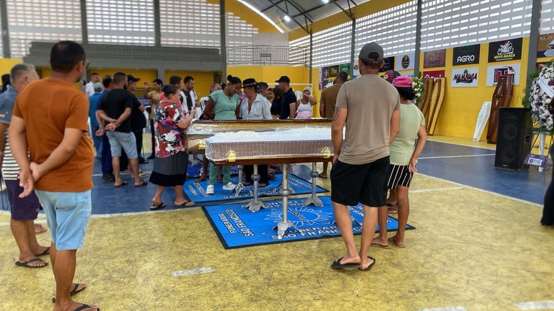 Parentes e amigos se reúnem no Ginásio Poliesportivo de Coité do Nóia para o último adeus às vítimas do acidente na AL-220 - Foto: Eduarda Nascimento/TV Pajuçara