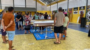 Parentes e amigos se reúnem no Ginásio Poliesportivo de Coité do Nóia para o último adeus às vítimas do acidente na AL-220 - Foto: Eduarda Nascimento/TV Pajuçara