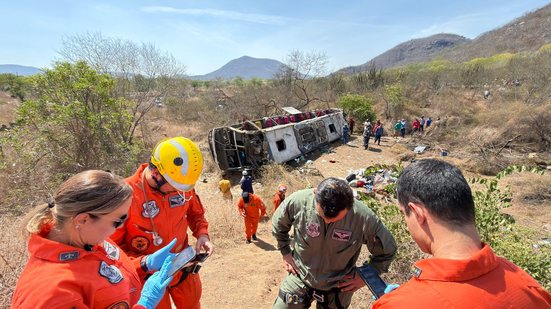 Entre as vítimas fatais estão cinco homens, sete mulheres e três crianças - Foto: Agência Alagoas
