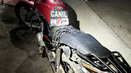 A moto é uma Honda CG 150 vermelha, modelo antigo e está sem placa - Foto: Cortesia/3ºBPM