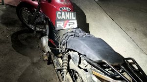A moto é uma Honda CG 150 vermelha, modelo antigo e está sem placa - Foto: Cortesia/3ºBPM