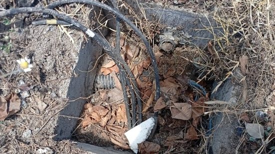 Caixa de energia violada e fios expostos. - Foto: Ascom/Ilumina.