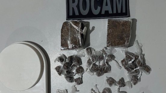 De acordo com a PM, o adolescente assumiu ser o dono do material e relatou que teria comprado a droga por R$ 1.600,00 - Foto: Cortesia/3ºBPM