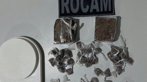 De acordo com a PM, o adolescente assumiu ser o dono do material e relatou que teria comprado a droga por R$ 1.600,00 - Foto: Cortesia/3ºBPM