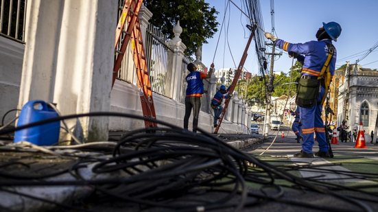 Quantidade de cabeamentos retirados dos postes de Maceió alcança uma distância equivalente a toda região metropolitana da capital - Alisson Frazão / Secom Maceió