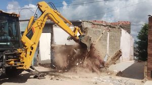 Demolição foi realizada pela Secretaria Municipal de Infraestrutura. - Foto: Defesa Civil Maceió