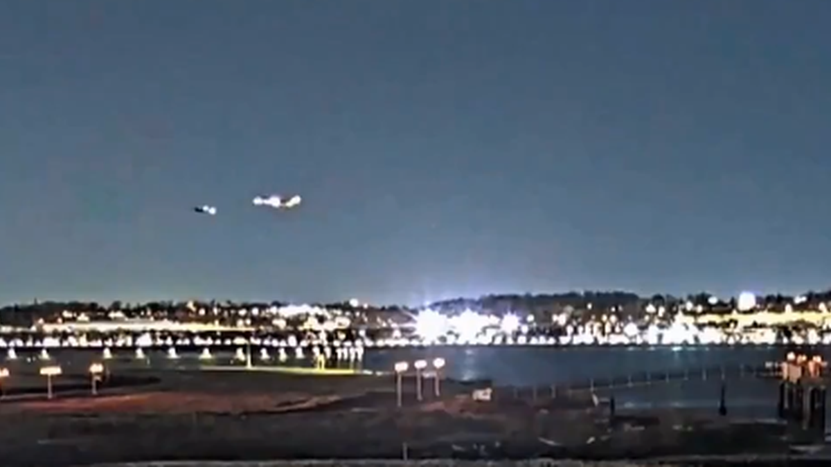 Novo vídeo mostra colisão frontal entre avião e helicóptero nos EUA\u003B assista