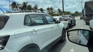 Em dia de trânsito caótico, acidente com três carros é registrado no Jaraguá - Cortesia ao TNH1