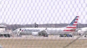 Aeronave que ia de Nova York para Chicago precisou fazer pouso de emergência em Detroit após ameaça de passageiro; FBI foi acionado - NBC News / Reprodução de vídeo