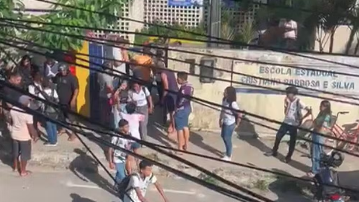 Vídeo: Adolescente de 14 anos esfaqueia três colegas dentro de escola em Pernambuco