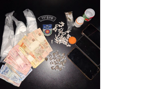 Imagem Após denúncia, traficantes são presos em casa rosa usada como "boca de fumo" no interior