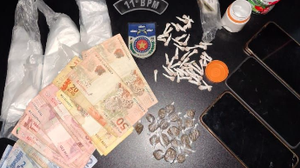 Imagem Após denúncia, traficantes são presos em casa rosa usada como "boca de fumo" no interior