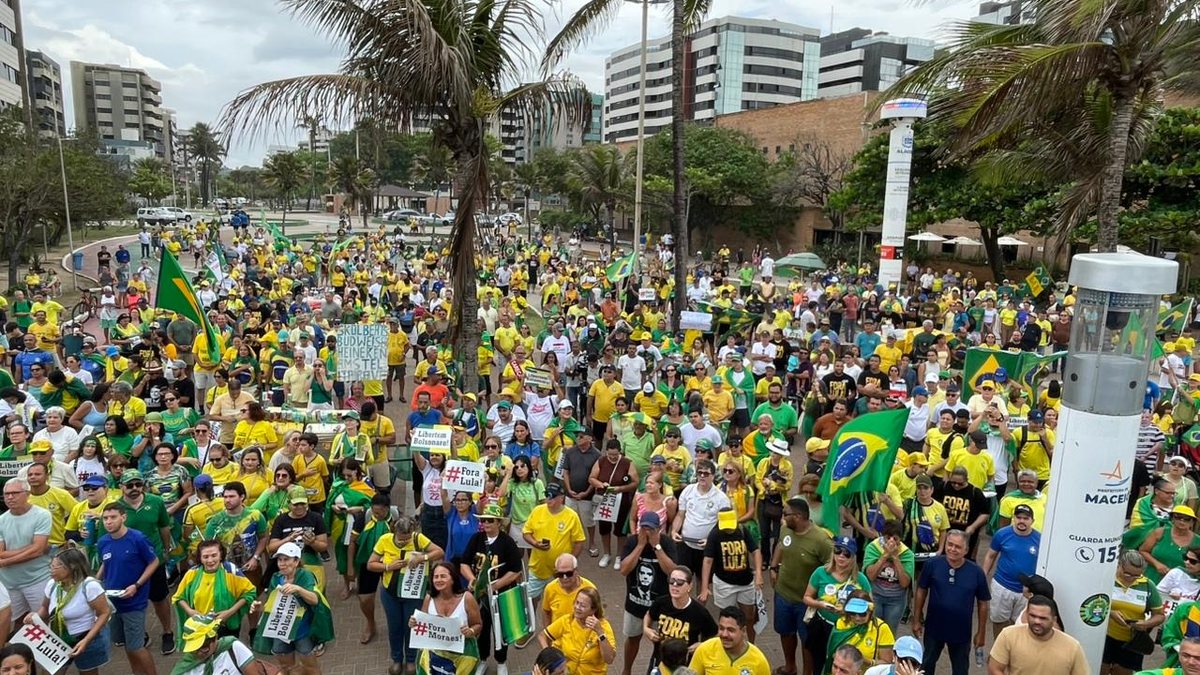 Vídeos: manifestantes fazem ato contra Lula e ministros do STF em Maceió