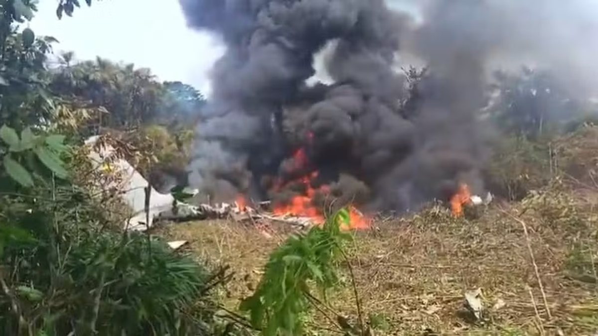 Avião militar com soldados a bordo cai na Colômbia