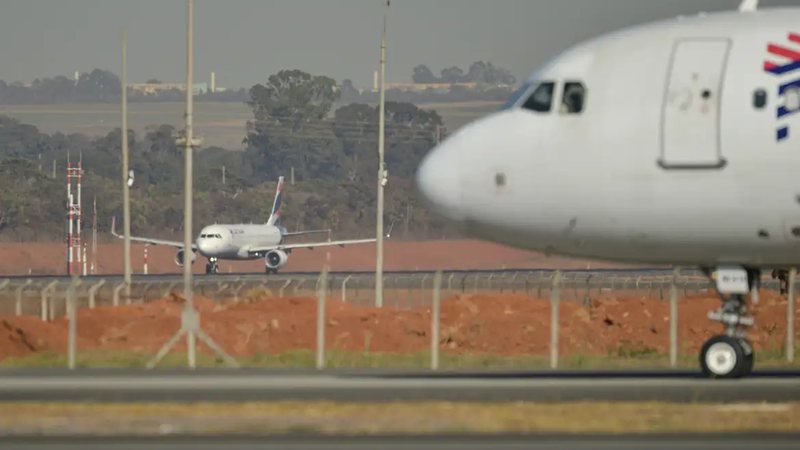 Suspensão de até 1 ano e multa para passageiros de avião começam na segunda (14)